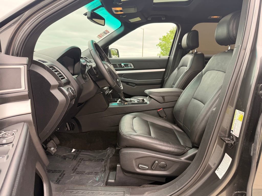 Used 2016 Ford Explorer XLT w/ Equipment Group 202A AWD/4WD image 26