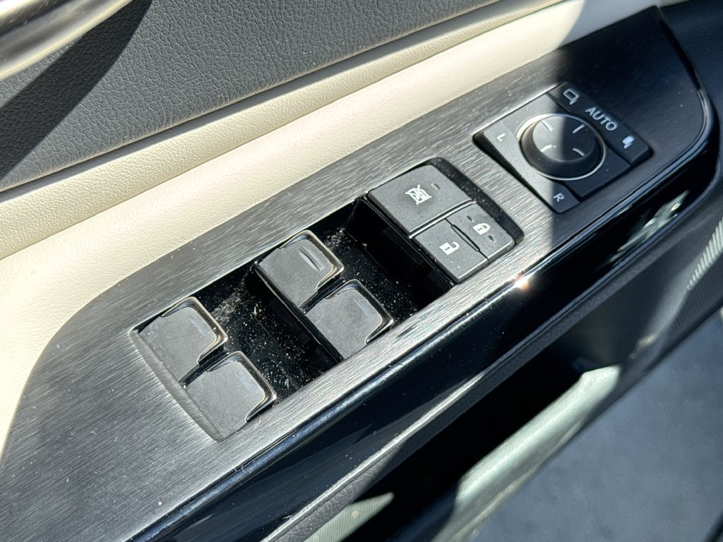 Used 2025 Lexus ES 300h w/ Premium Package FWD image 15