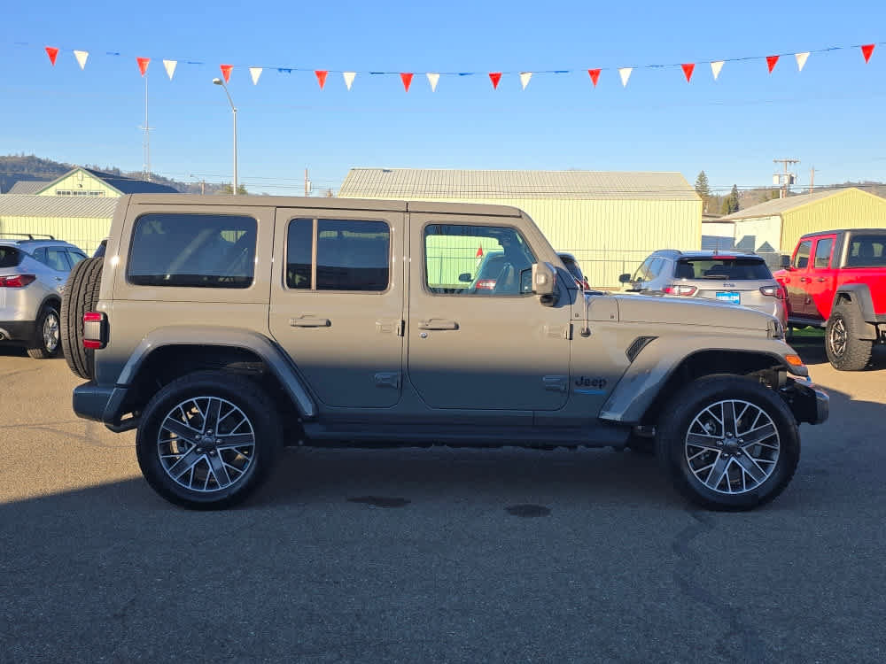 Used 2022 Jeep Wrangler Unlimited Sahara AWD/4WD image 6