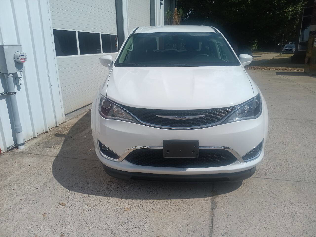 Used 2018 Chrysler Pacifica Touring Plus image 3