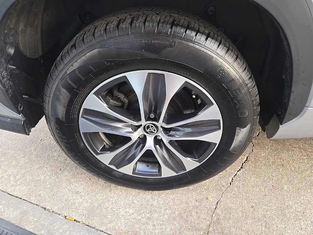 Used 2021 Toyota Highlander XLE image 22