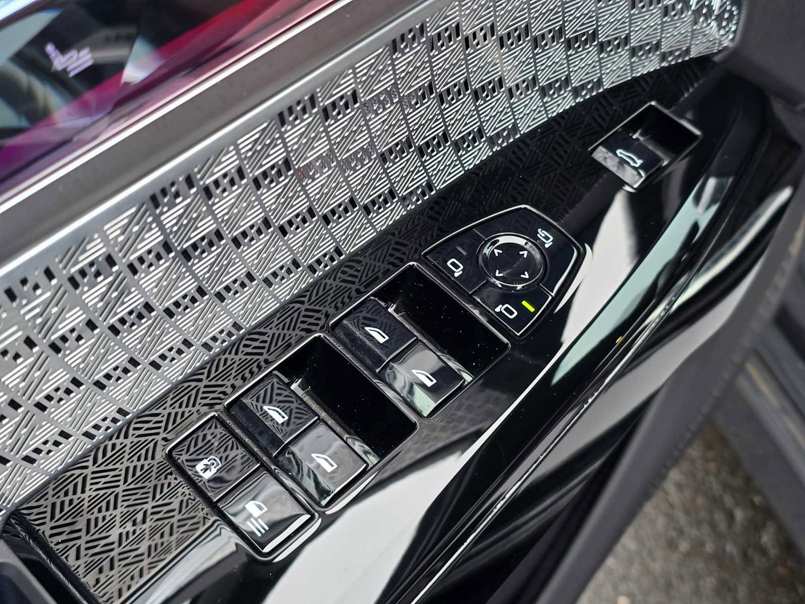 Used 2025 BMW 750e xDrive w/ Executive Package AWD/4WD image 23