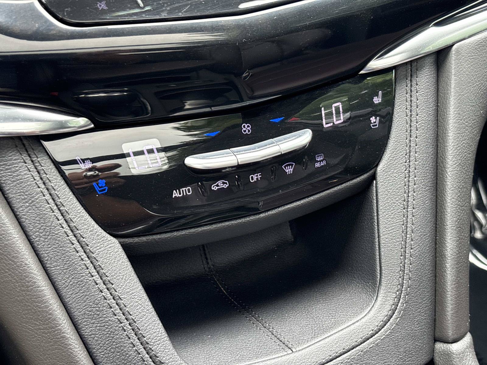 Used 2020 Cadillac XT6 Premium Luxury FWD image 24