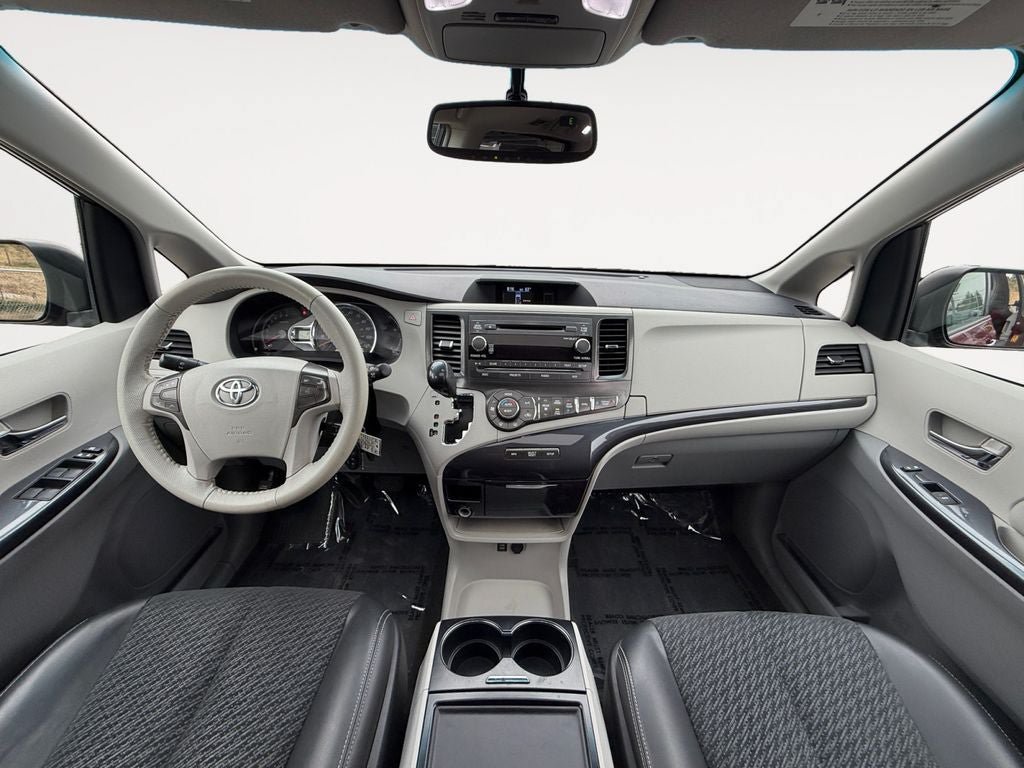Used 2013 Toyota Sienna SE FWD image 11