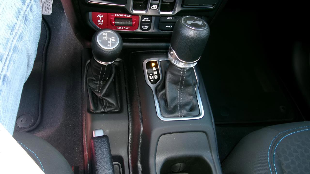 Used 2025 Jeep Wrangler Unlimited Rubicon 4xe w/ Convenience Group AWD/4WD image 15