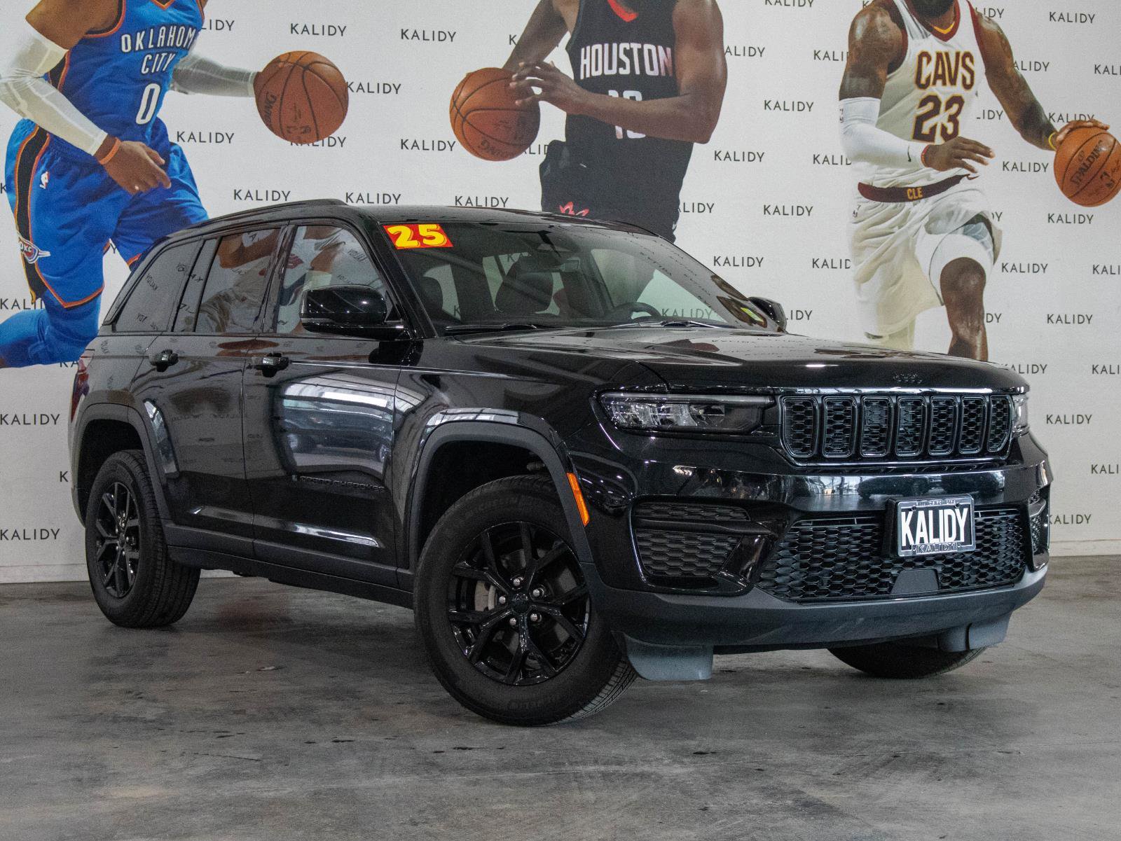 Used 2025 Jeep Grand Cherokee Altitude AWD/4WD image 2