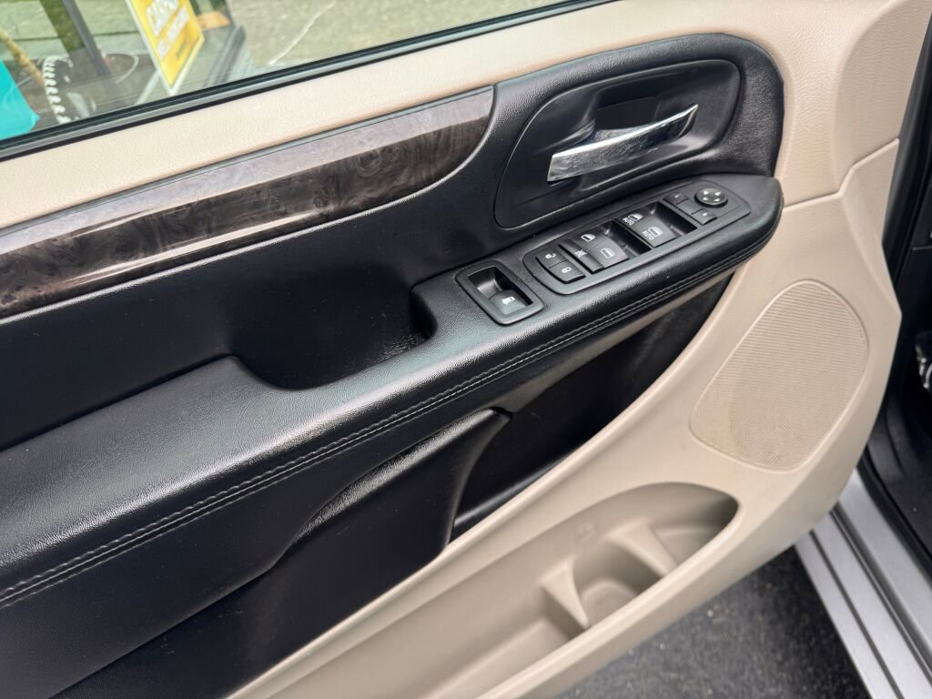 Used 2016 Dodge Grand Caravan SXT image 14