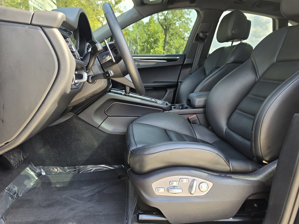 Used 2026 Porsche Macan AWD/4WD image 16