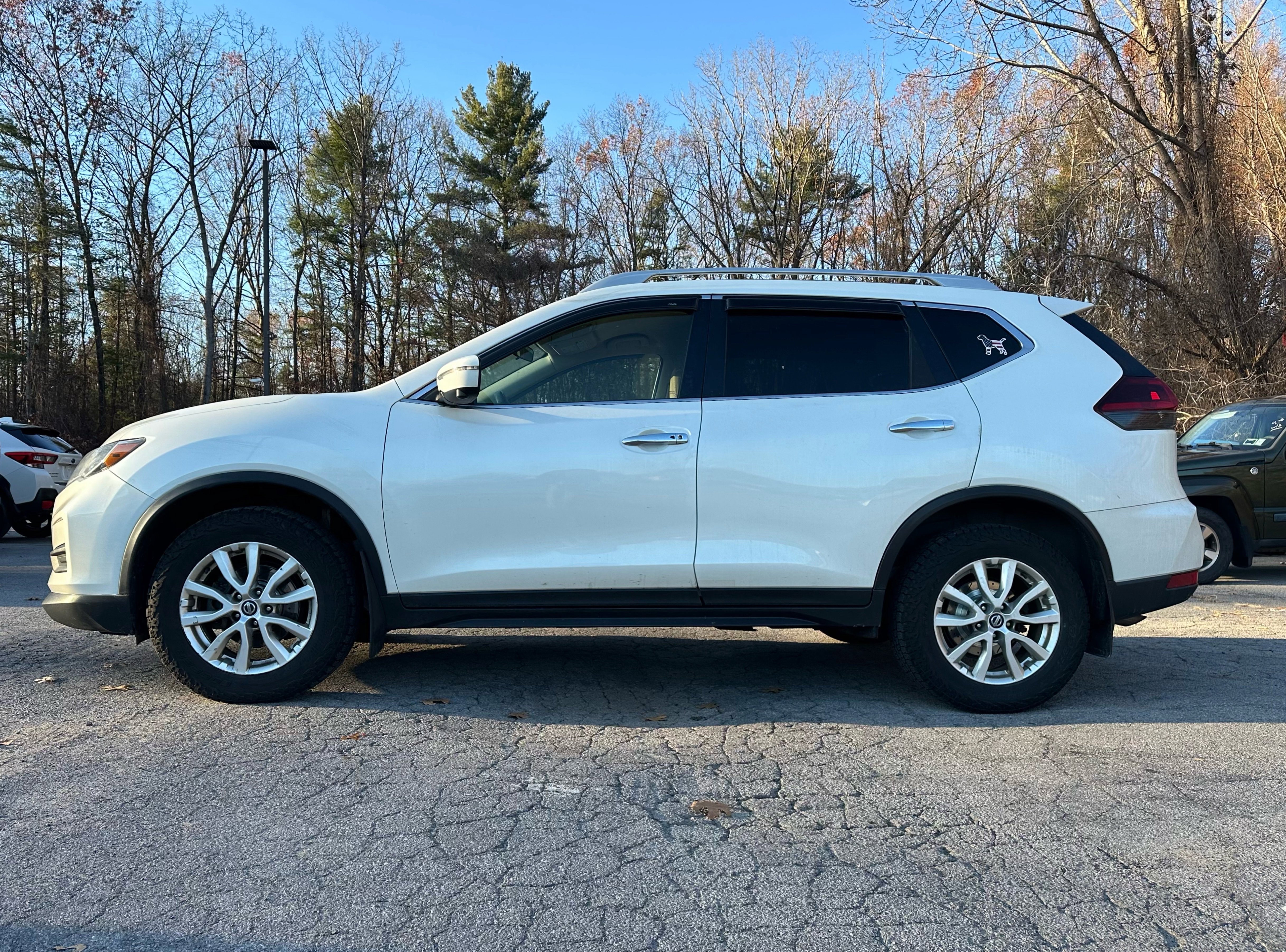 Used 2018 Nissan Rogue SV w/ Premium Package image 4