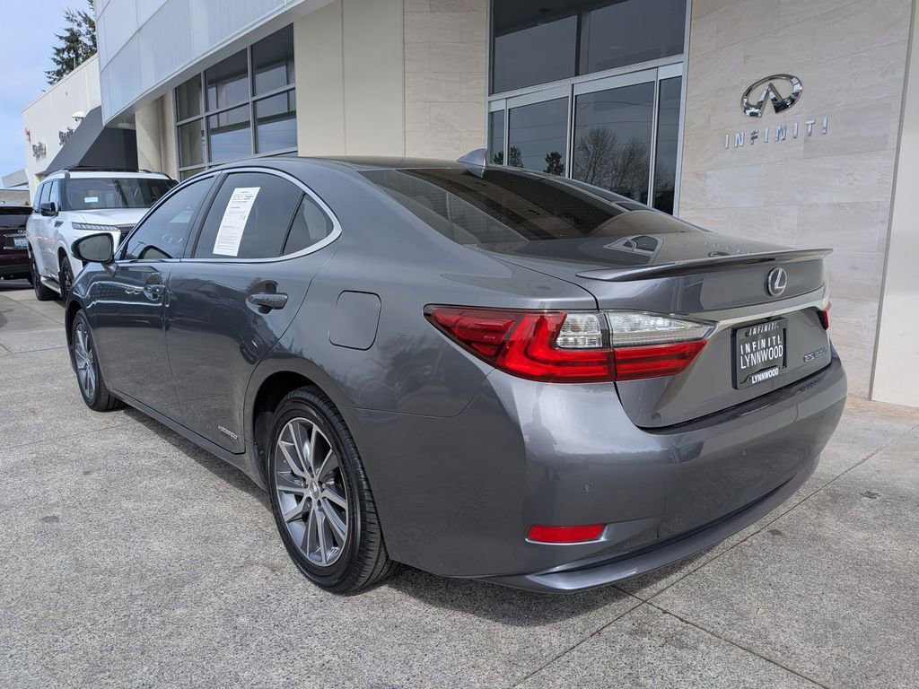 Used 2016 Lexus ES 300h w/ Luxury Package w/Wood Trim image 4