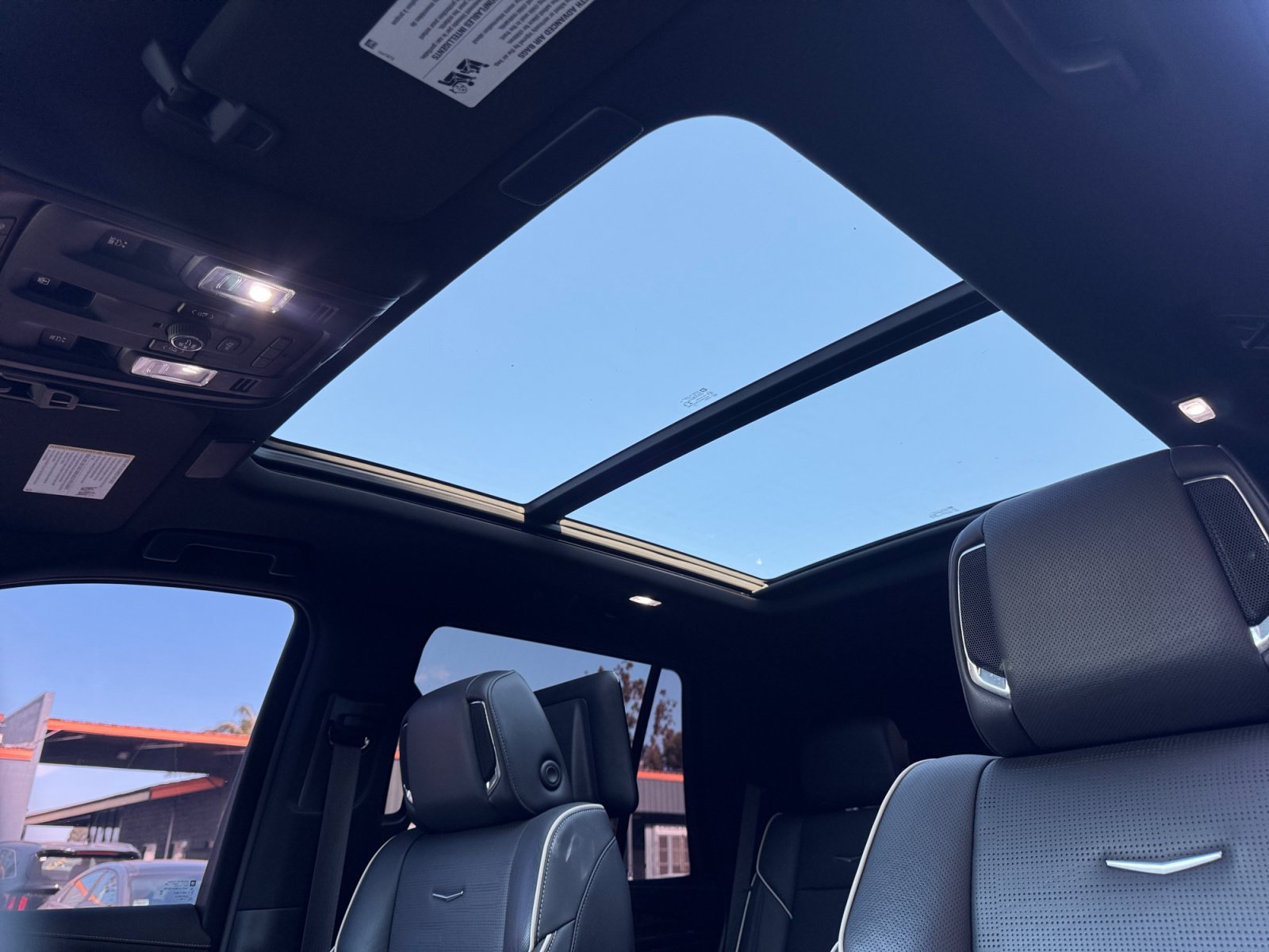 Used 2021 Cadillac Escalade Premium Luxury AWD/4WD image 25