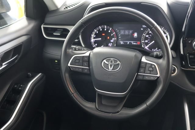 Used 2024 Toyota Highlander XLE AWD/4WD image 10