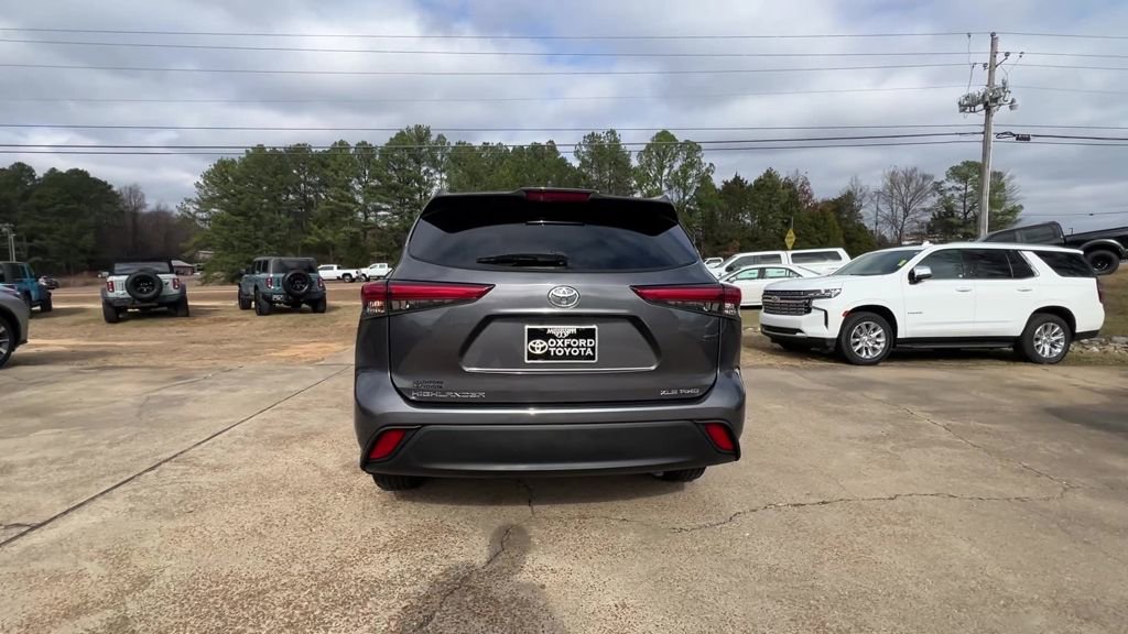 Used 2022 Toyota Highlander XLE AWD/4WD image 5