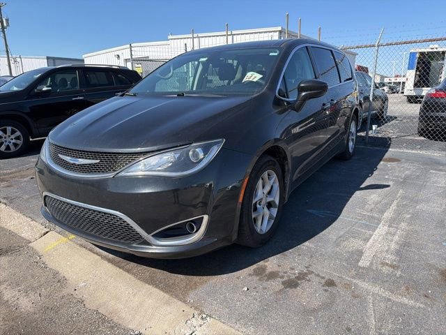 Used 2018 Chrysler Pacifica Touring Plus w/ Tire & Wheel Group FWD image 3