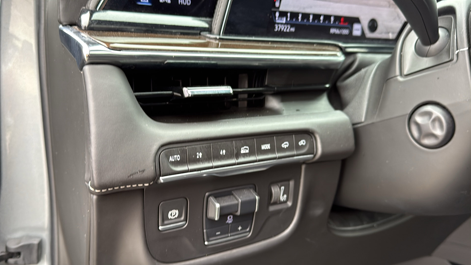 Certified 2024 Cadillac Escalade Premium Luxury Platinum AWD/4WD image 13