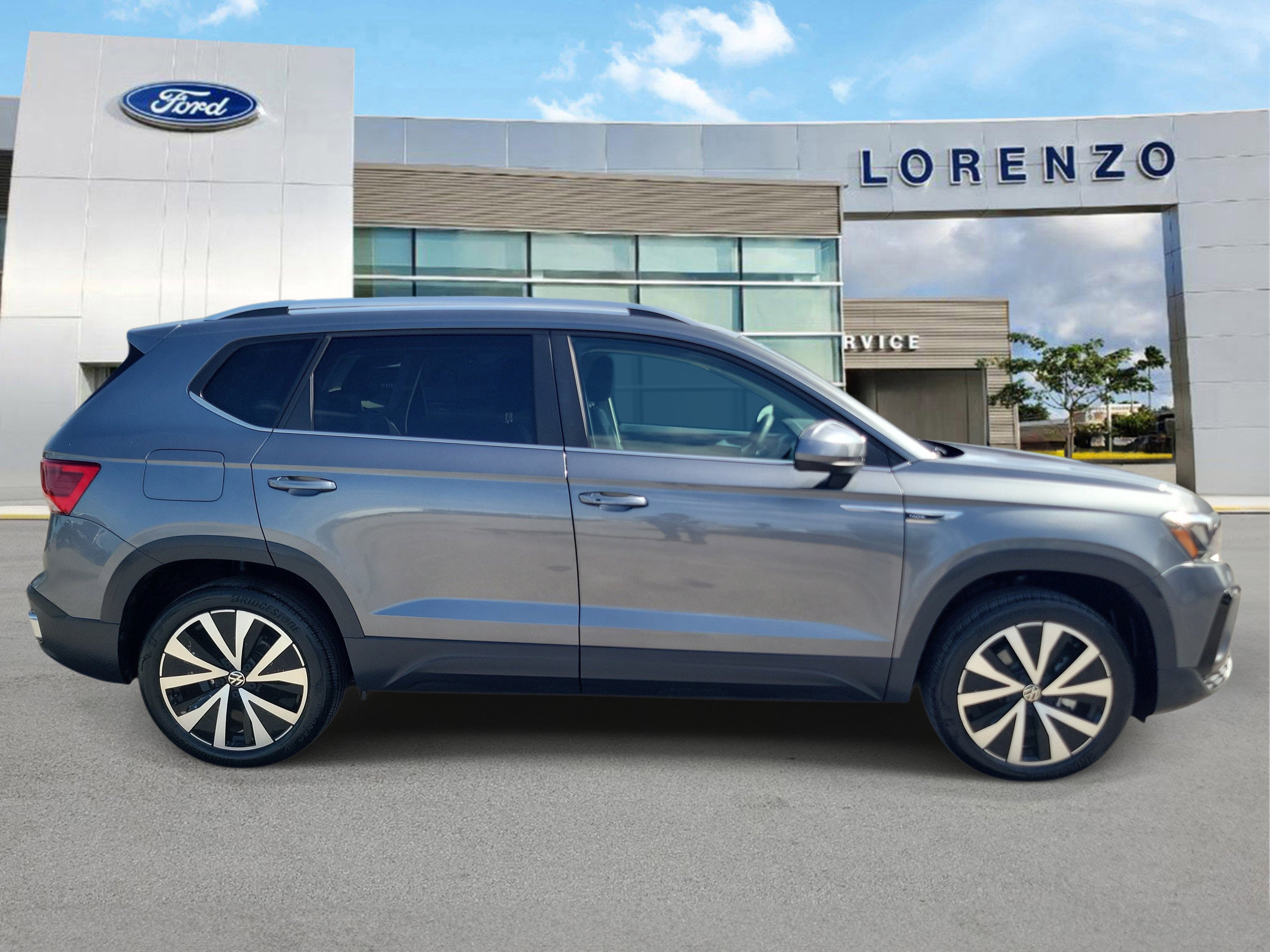 Used 2022 Volkswagen Taos SE FWD image 4