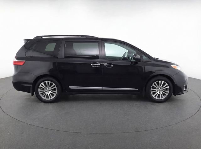 Used 2019 Toyota Sienna XLE w/ XLE Navigation Package FWD image 8