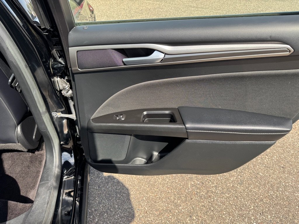 Used 2017 Ford Fusion SE w/ Equipment Group 601A image 30