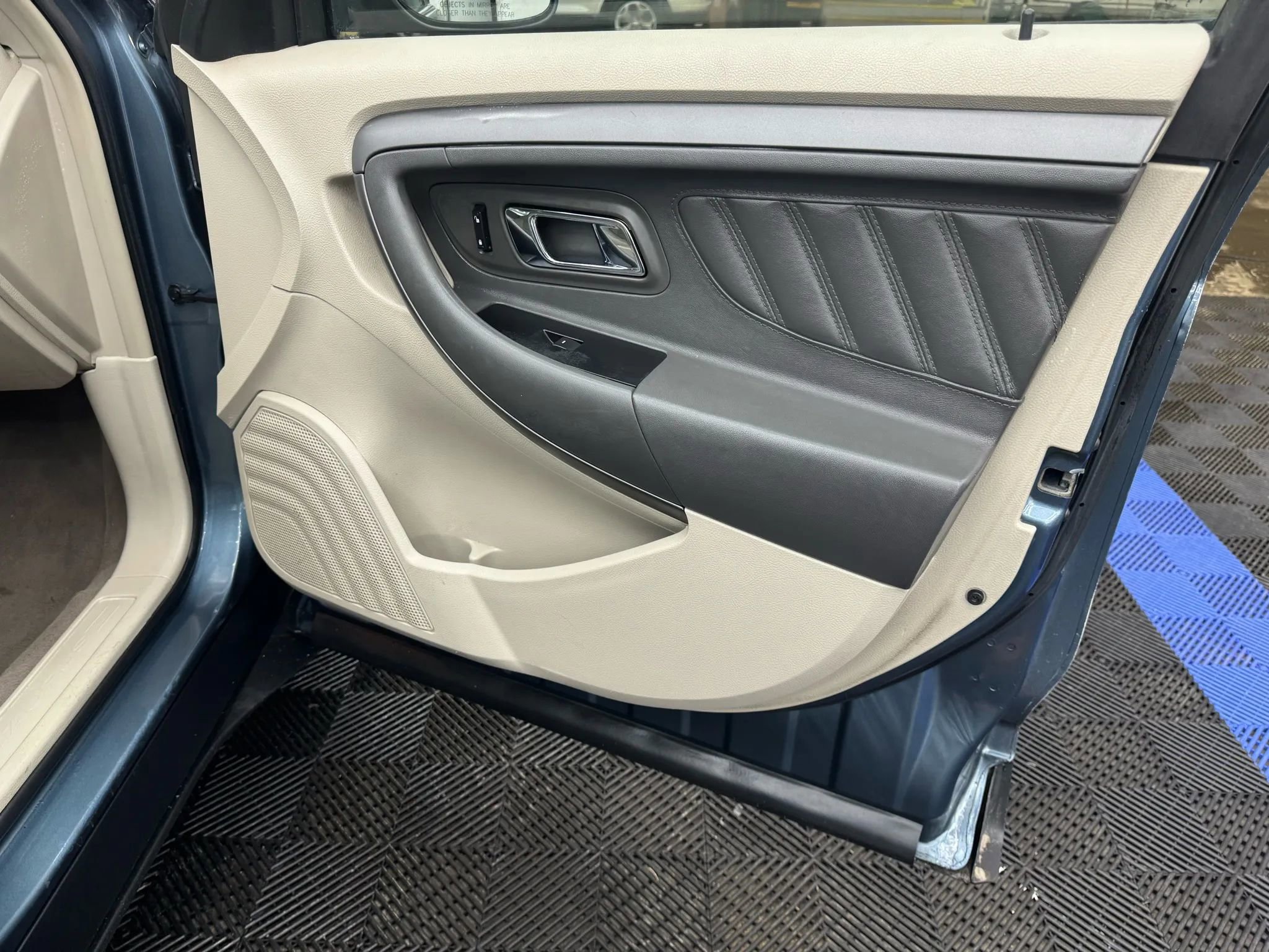 Used 2010 Ford Taurus SE image 6