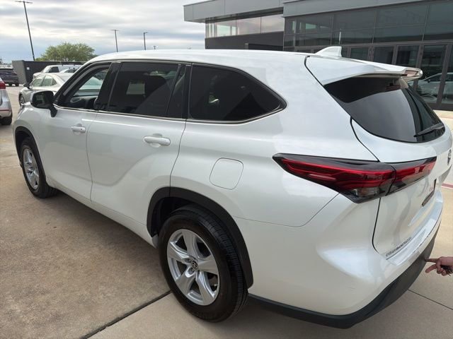 Used 2021 Toyota Highlander LE image 4