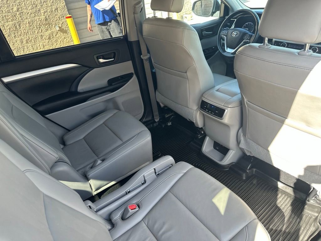 Used 2019 Toyota Highlander XLE AWD/4WD image 25