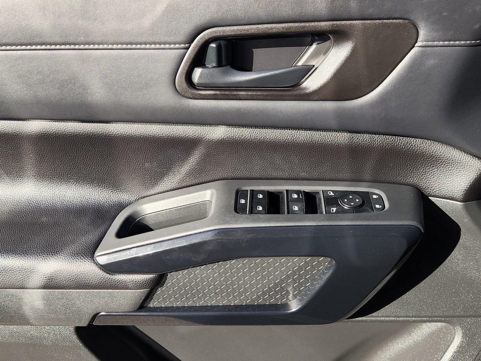 Used 2023 Nissan Pathfinder S image 26