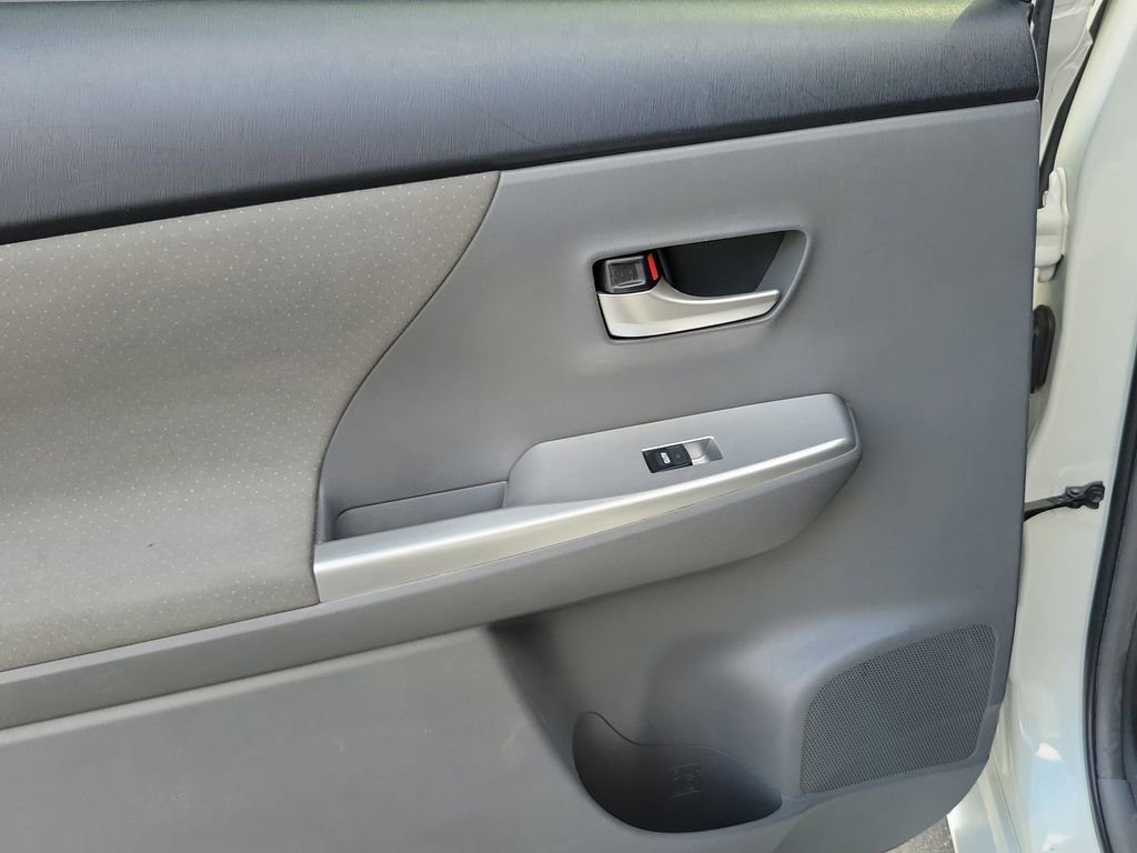 Used 2014 Toyota Prius V Three image 15