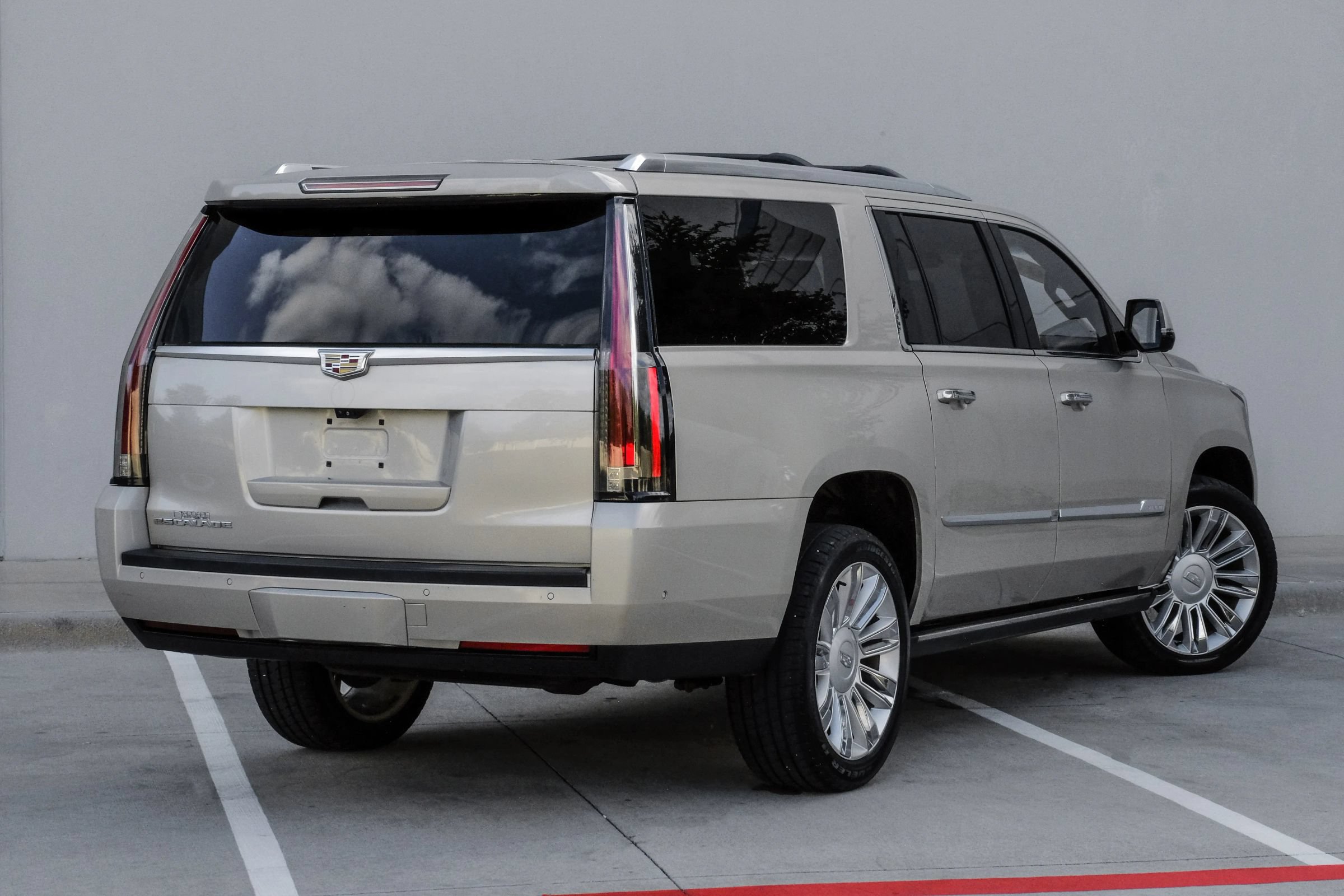 Used 2017 Cadillac Escalade ESV Platinum AWD/4WD image 4