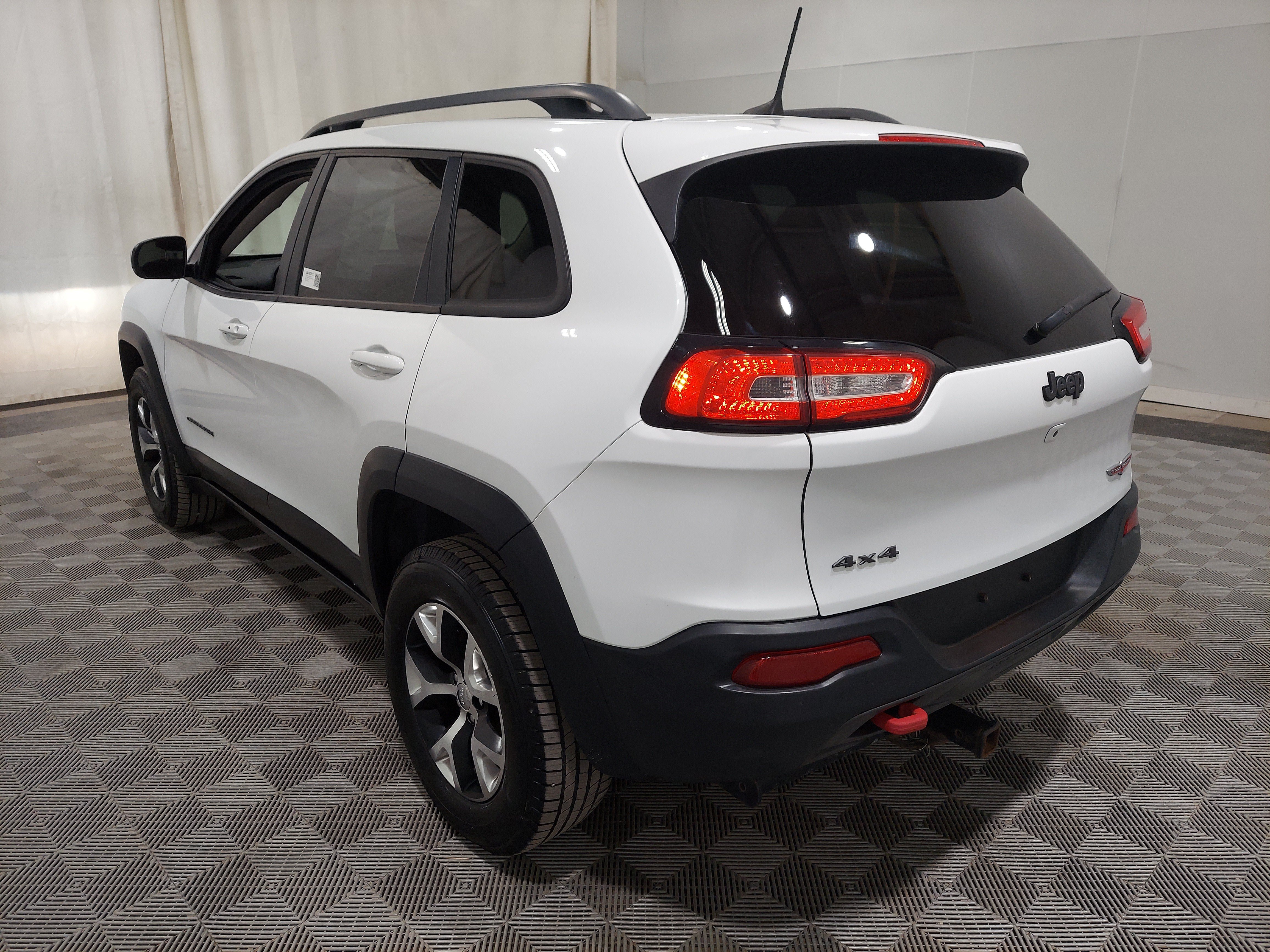 Used 2017 Jeep Cherokee Trailhawk AWD/4WD image 2