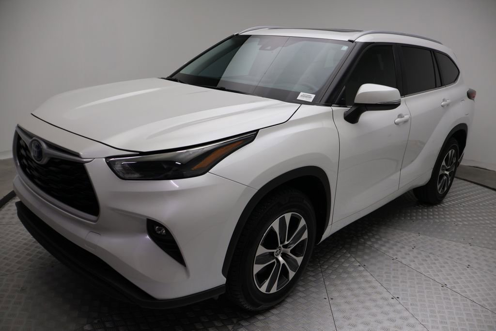 Used 2024 Toyota Highlander XLE FWD image 2