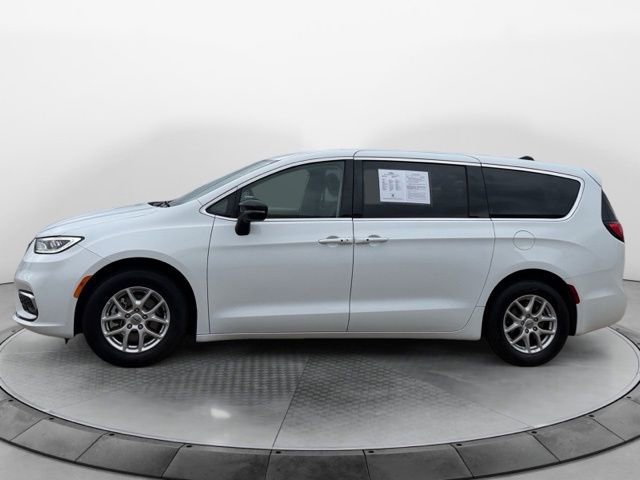 Used 2024 Chrysler Pacifica Touring-L FWD image 6
