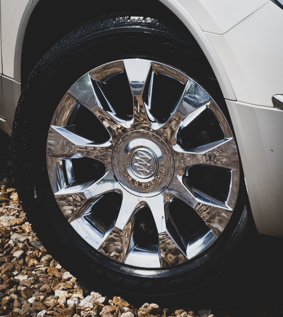 Used 2011 Buick Enclave CXL image 2