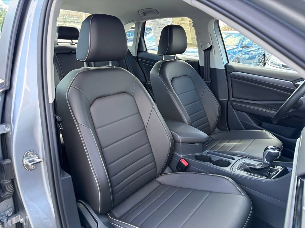 Certified 2023 Volkswagen Jetta SE FWD image 37