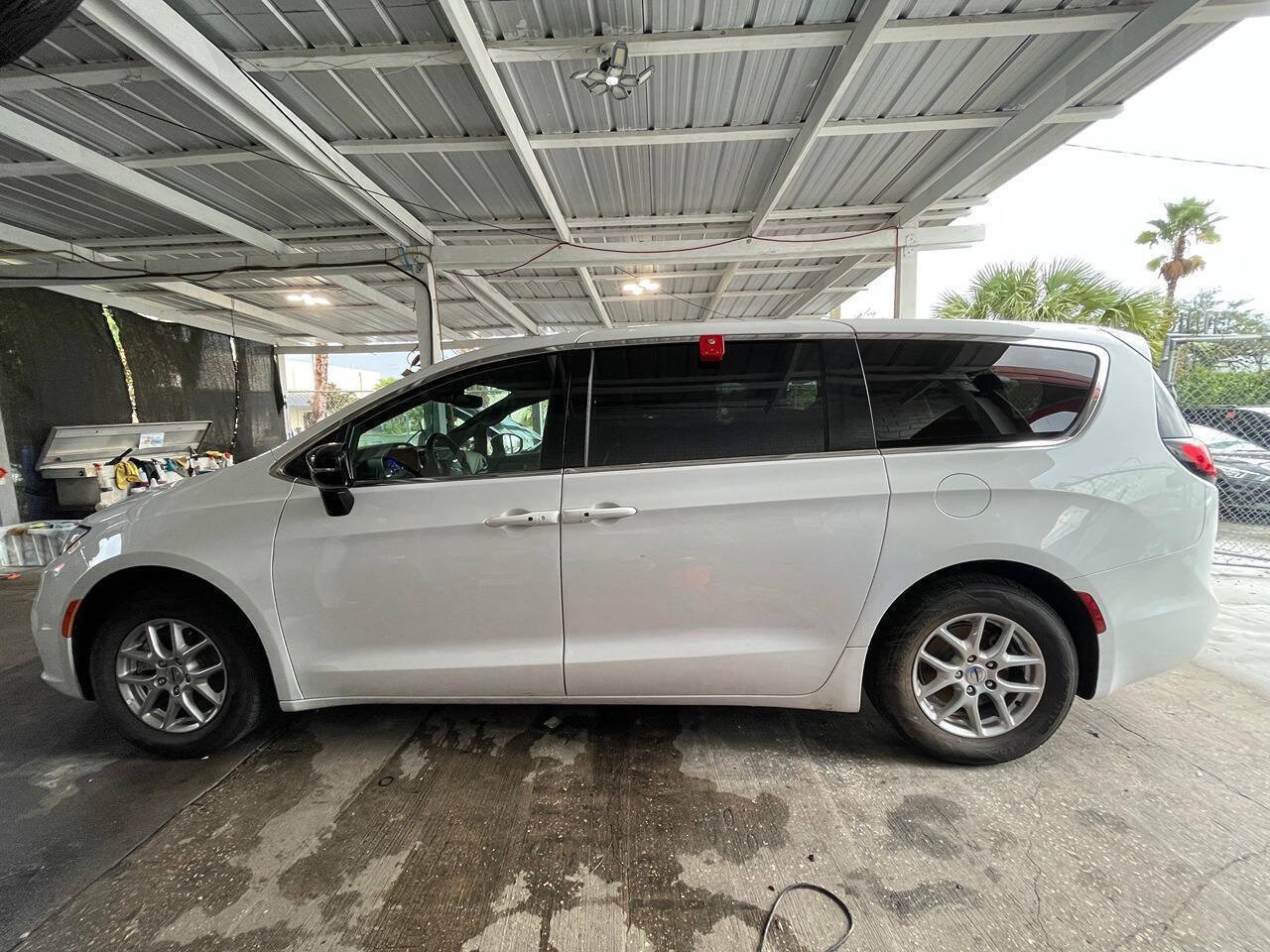 Used 2025 Chrysler Pacifica Select FWD image 6