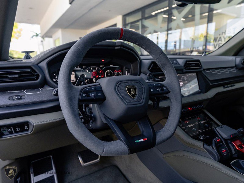 Used 2025 Lamborghini Urus SE AWD/4WD image 19