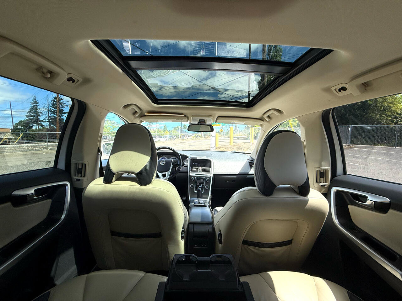 Used 2011 Volvo XC60 T6 R-Design w/ Convenience Pkg image 16