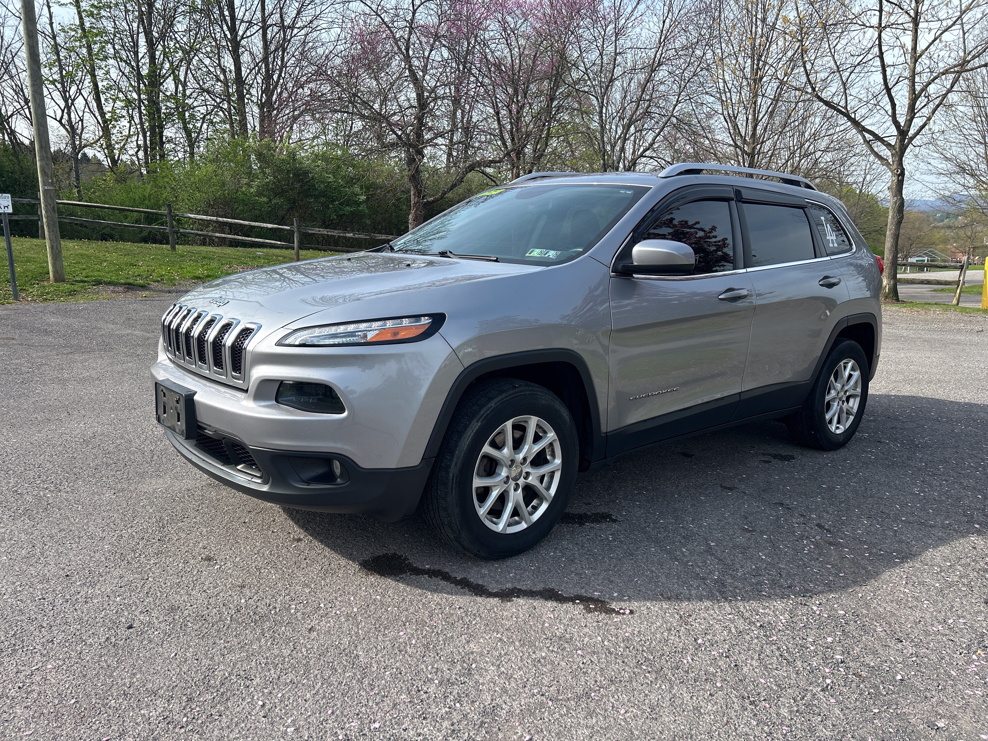 Used 2017 Jeep Cherokee Latitude AWD/4WD image 8
