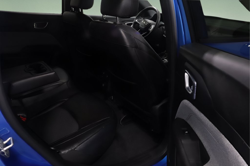 Used 2024 Jeep Compass Latitude AWD/4WD image 17