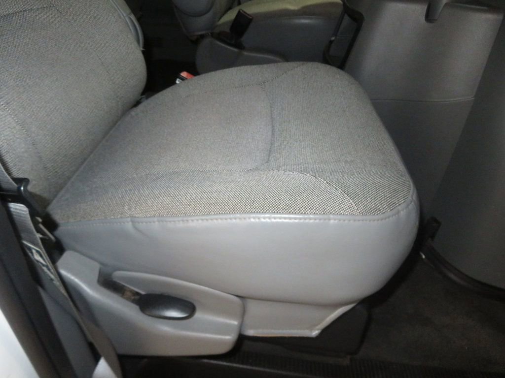 Used 2003 Ford E-350 and Econoline 350 Super Duty Wagon image 26