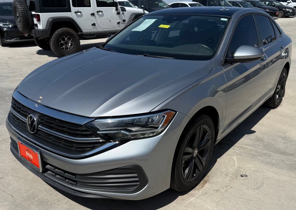 Used 2024 Volkswagen Jetta SE w/ Panoramic Sunroof Package FWD image 3
