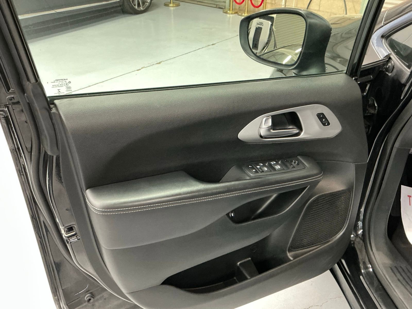 Used 2023 Chrysler Pacifica Touring-L w/ S Appearance Package image 11