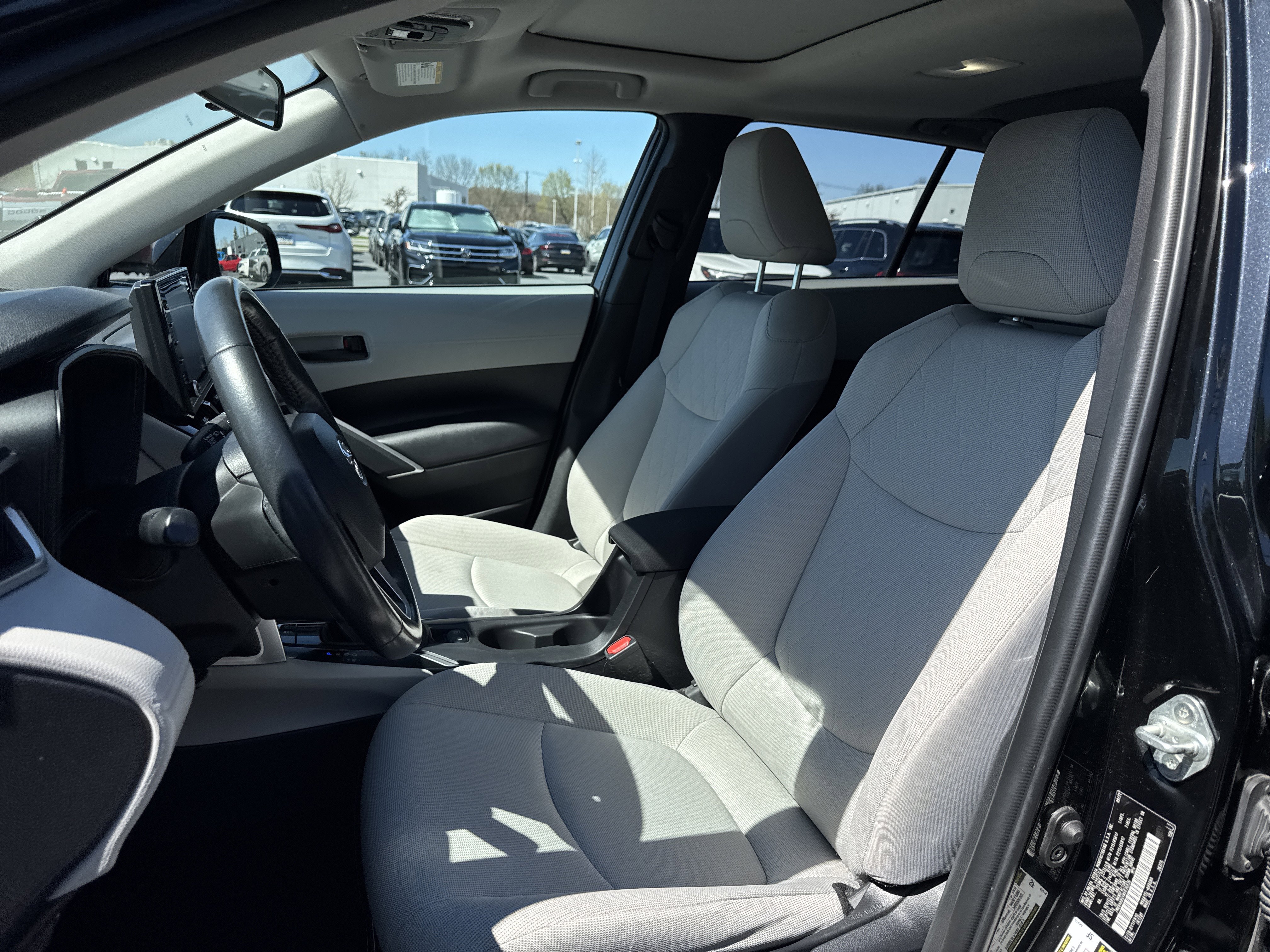 Used 2022 Toyota Corolla Cross LE w/ Moonroof Package image 2