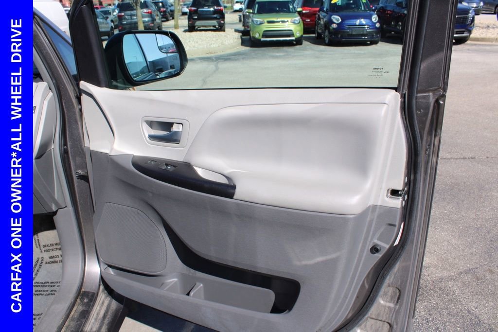 Used 2018 Toyota Sienna LE image 21