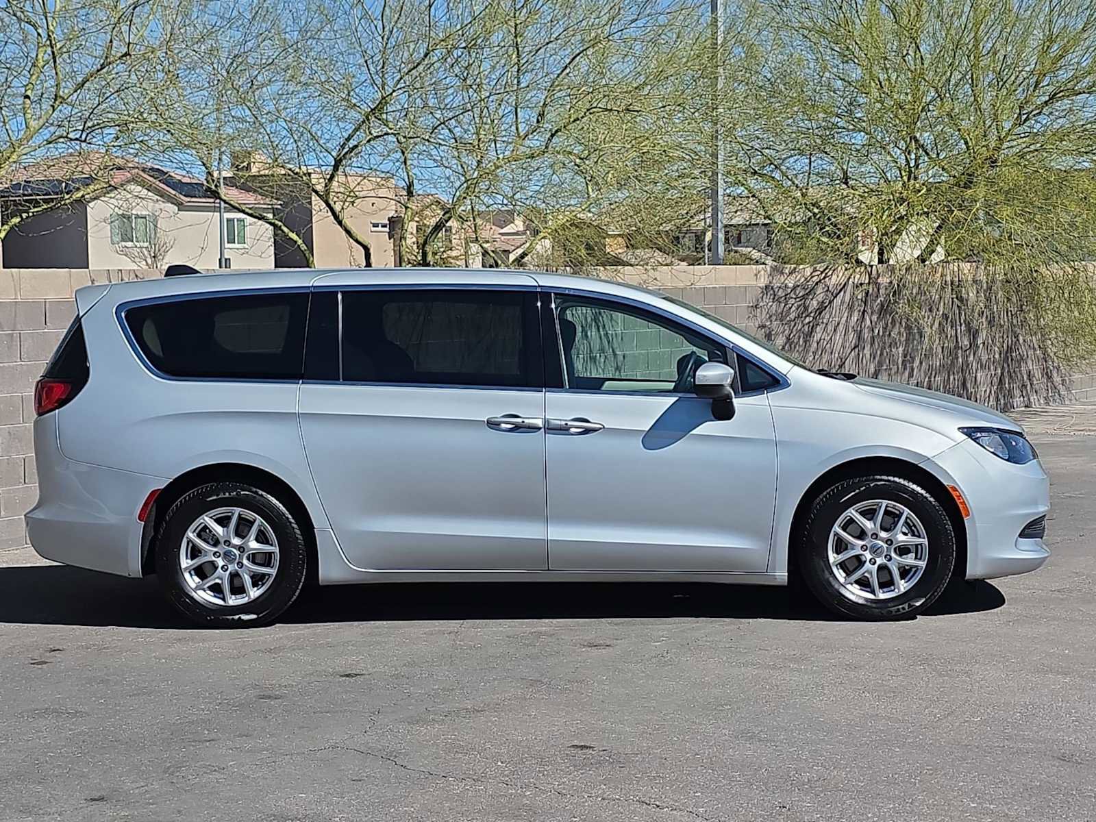 Used 2022 Chrysler Voyager LX image 10