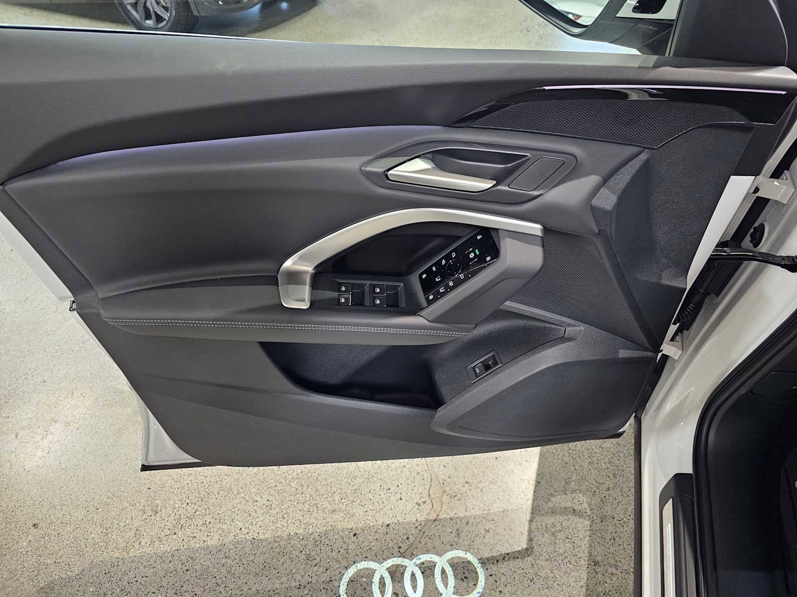 Used 2023 Volkswagen Tiguan SE w/ Panoramic Sunroof Package image 19