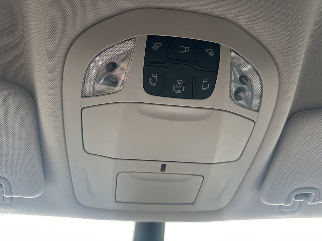 Used 2024 Chrysler Pacifica Touring-L image 21