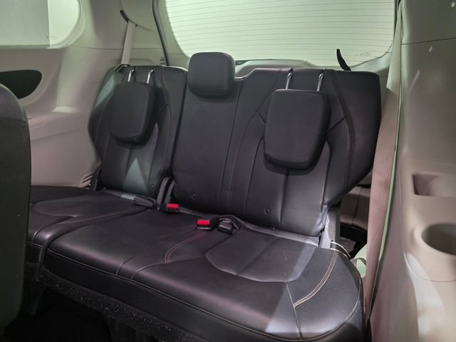Used 2018 Chrysler Pacifica Touring-L FWD image 29