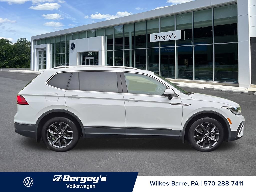 Certified 2023 Volkswagen Tiguan SE w/ Panoramic Sunroof Package FWD image 5