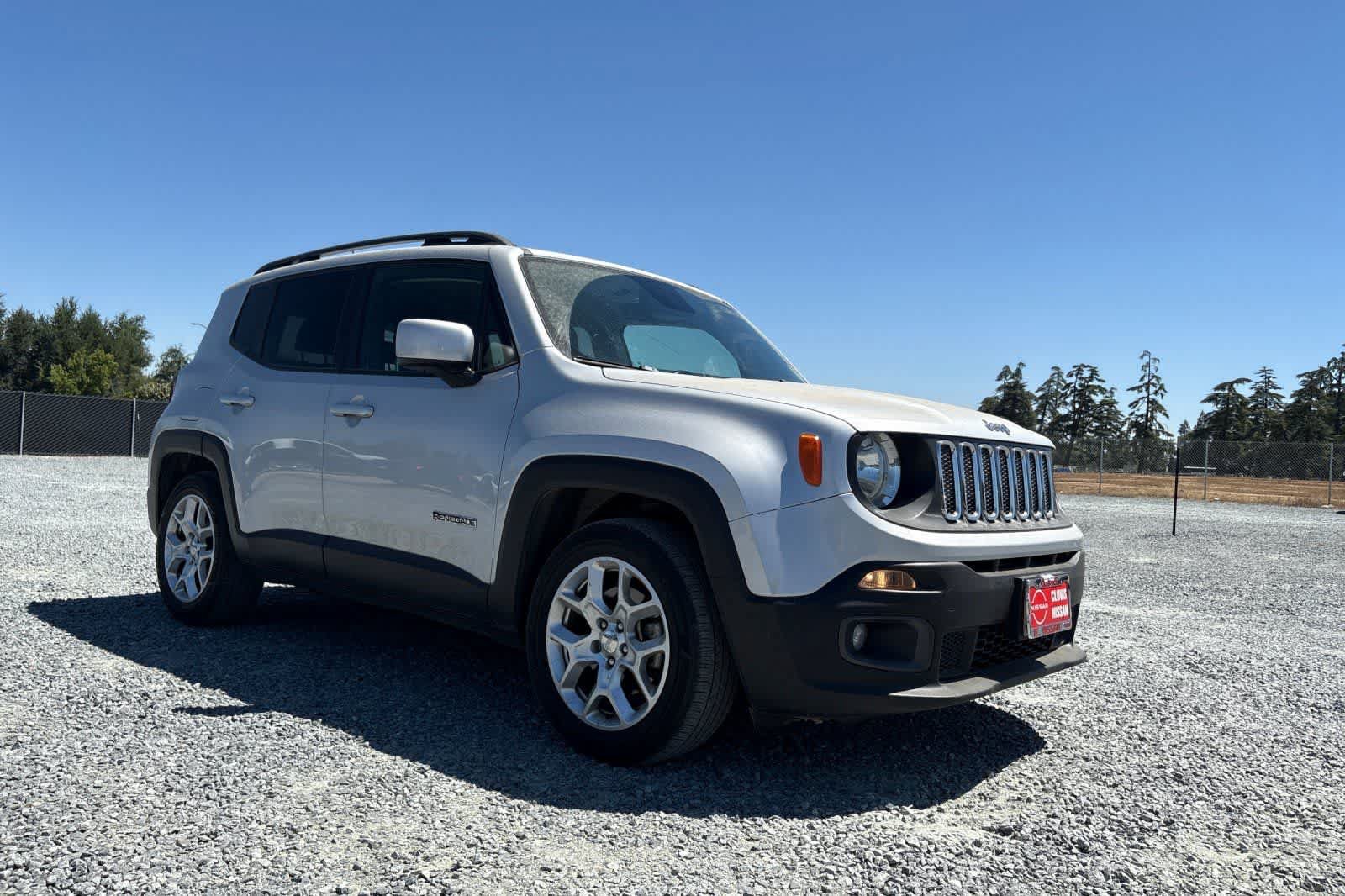 Used 2017 Jeep Renegade Latitude FWD image 10