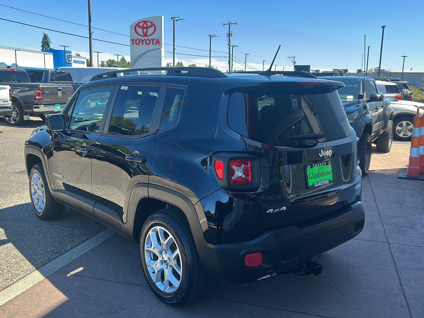 Used 2015 Jeep Renegade Latitude AWD/4WD image 3